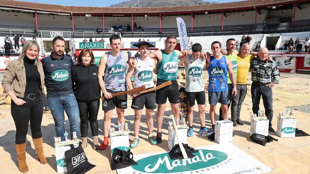 Organizadores y participantes, tras la conclusión de la final disputada en Azpeitia.