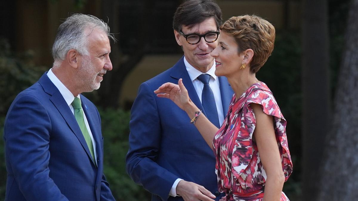 El ministro de Política Territorial, Ángel Víctor Torres, con la presidenta navarra, María Chivite, y el president Salvador Illa
