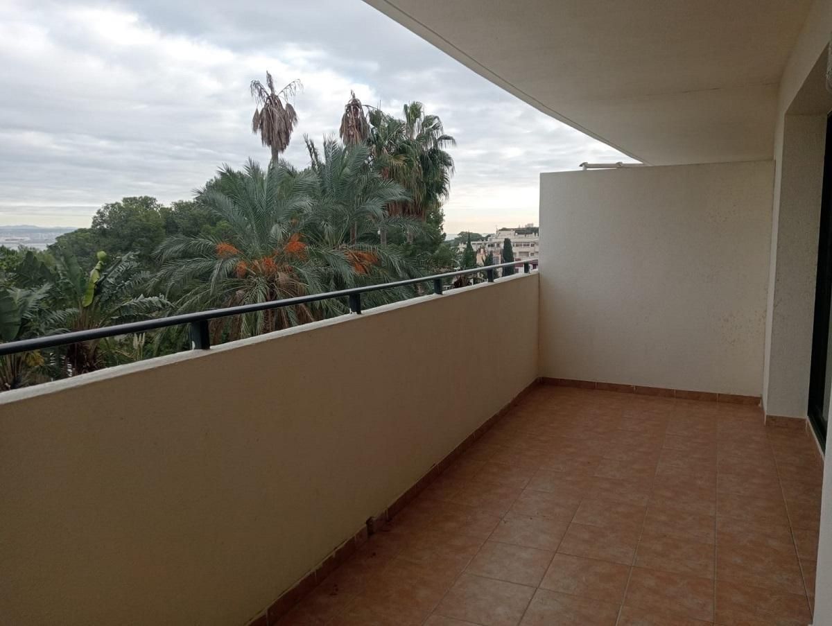 Piso con terraza y piscina en Cap Salou.