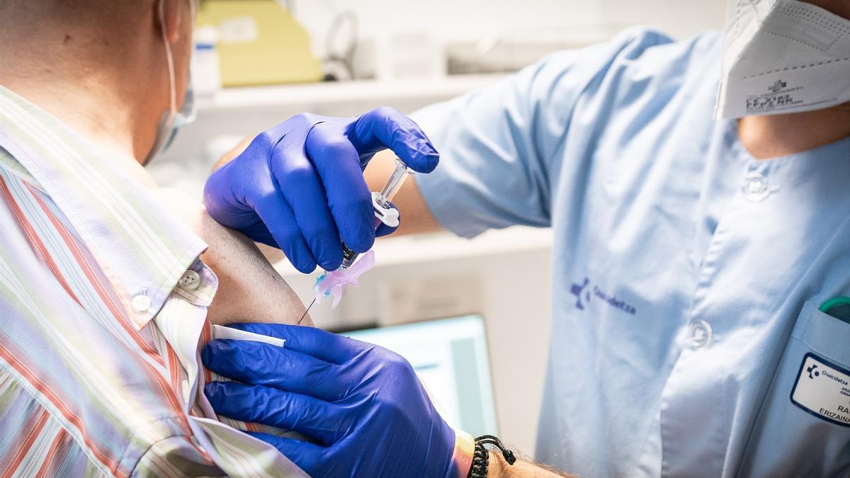 Un hombre se vacuna en un centro de Osakidetza.