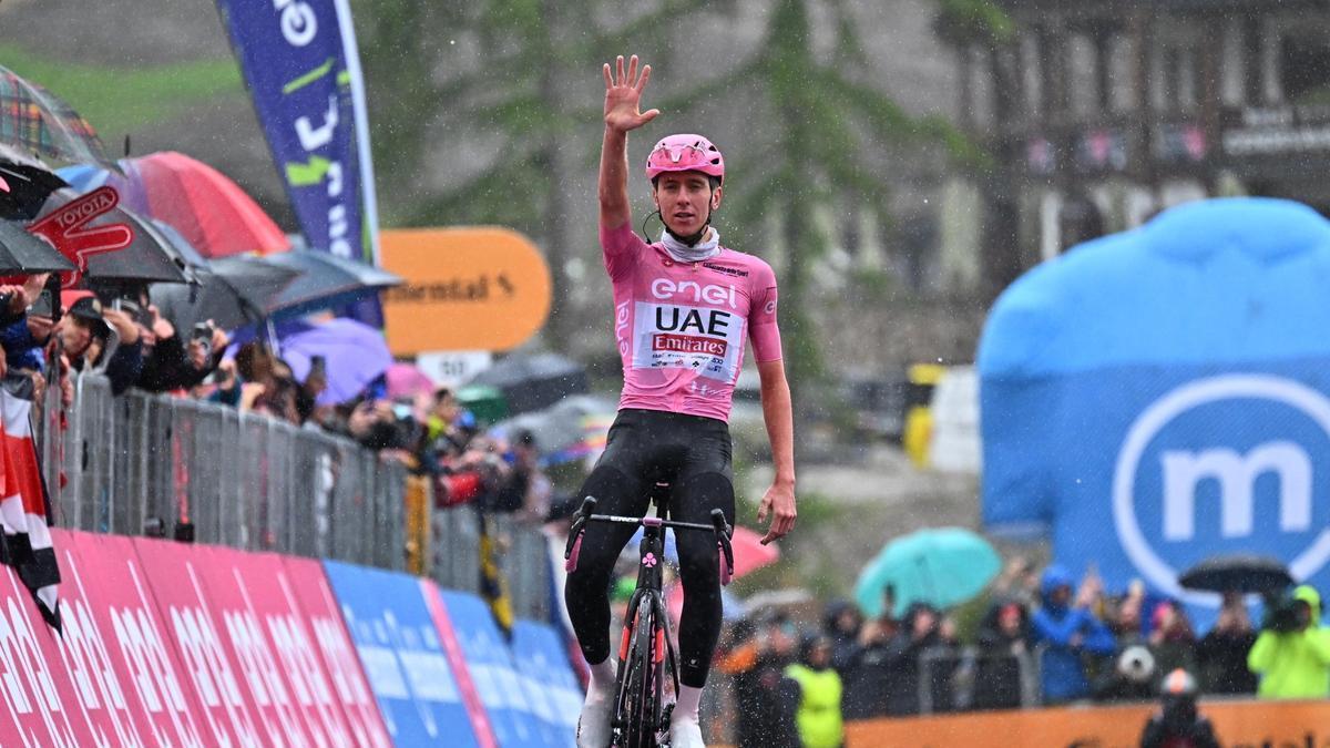 Tadej Pogacar celebra su quinta victoria de etapa en el Giro.