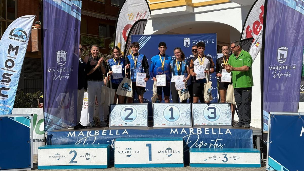 Aratz Beobide, segundo por la izquierda con la medalla de campeón en el podio.