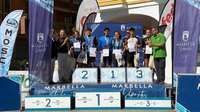 Aratz Beobide, segundo por la izquierda con la medalla de campeón en el podio.