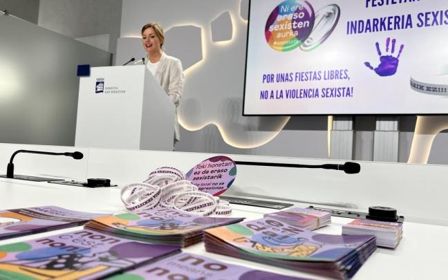 Presentación de la campaña contra la violencia machista en fiestas, a cargo de la concejala Ane Oyarbide.