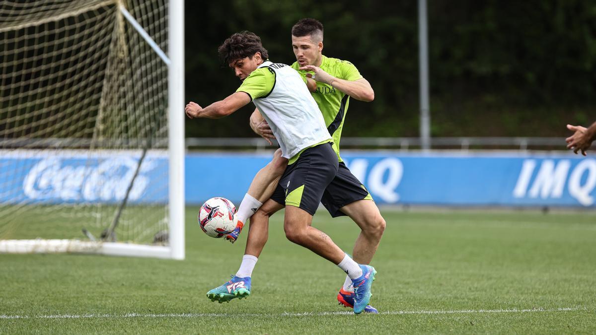 Zubeldia, con Jon Mikel Aramburu durante un entrenamiento. / REAL SOCIEDAD