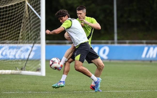 Zubeldia, con Jon Mikel Aramburu durante un entrenamiento. / REAL SOCIEDAD