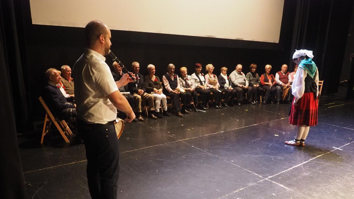 Homenaje a los mayores del barrio en el encuentro de los vecinos de la ONU que tuvo lugar en 2018