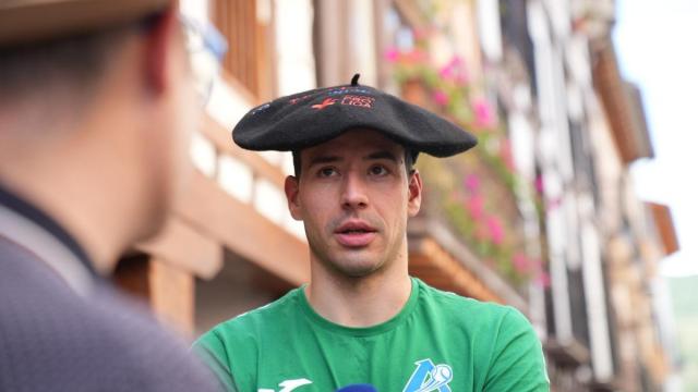 Darío Gómez celebra el título de campeón del Manomanista en Ezcaray, su pueblo natal.