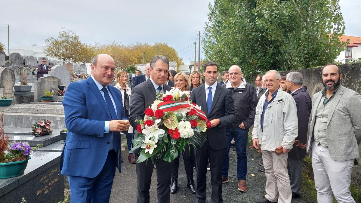 Ortuzar y Etxeleku, con otros integrantes del EBB del PNV, acompañados por el lehendakari Pradales