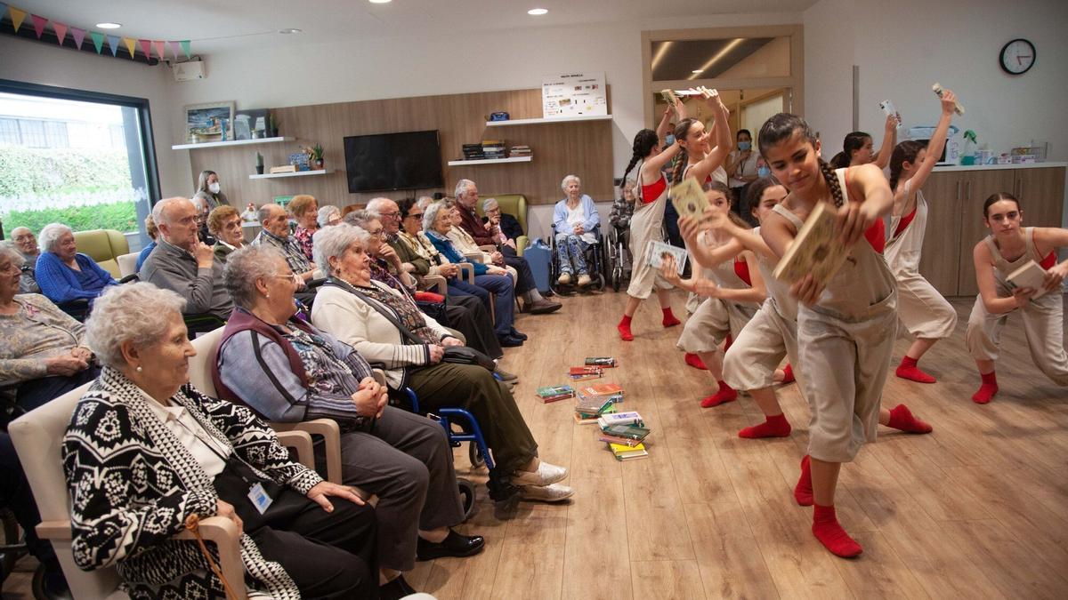 Varios usarios de una residencia de personas mayores asisten a un acto cultural