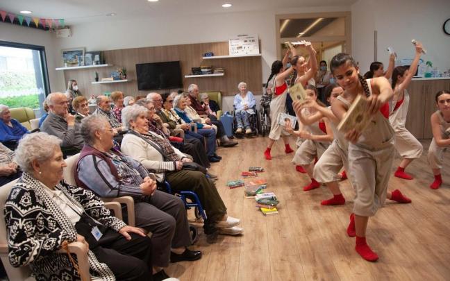 Varios usarios de una residencia de personas mayores asisten a un acto cultural Varios usarios de una residencia de personas mayores asisten a un acto cultural
