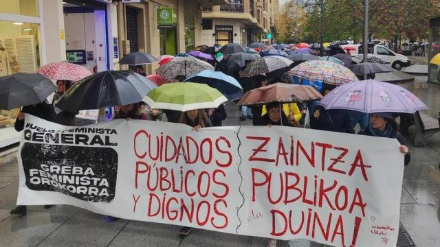Paso de la kalejira por la avenida Carlos III. Foto: Diario de Noticias