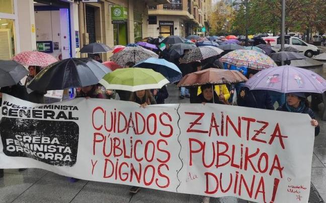 Paso de la kalejira por la avenida Carlos III. Foto: Diario de Noticias