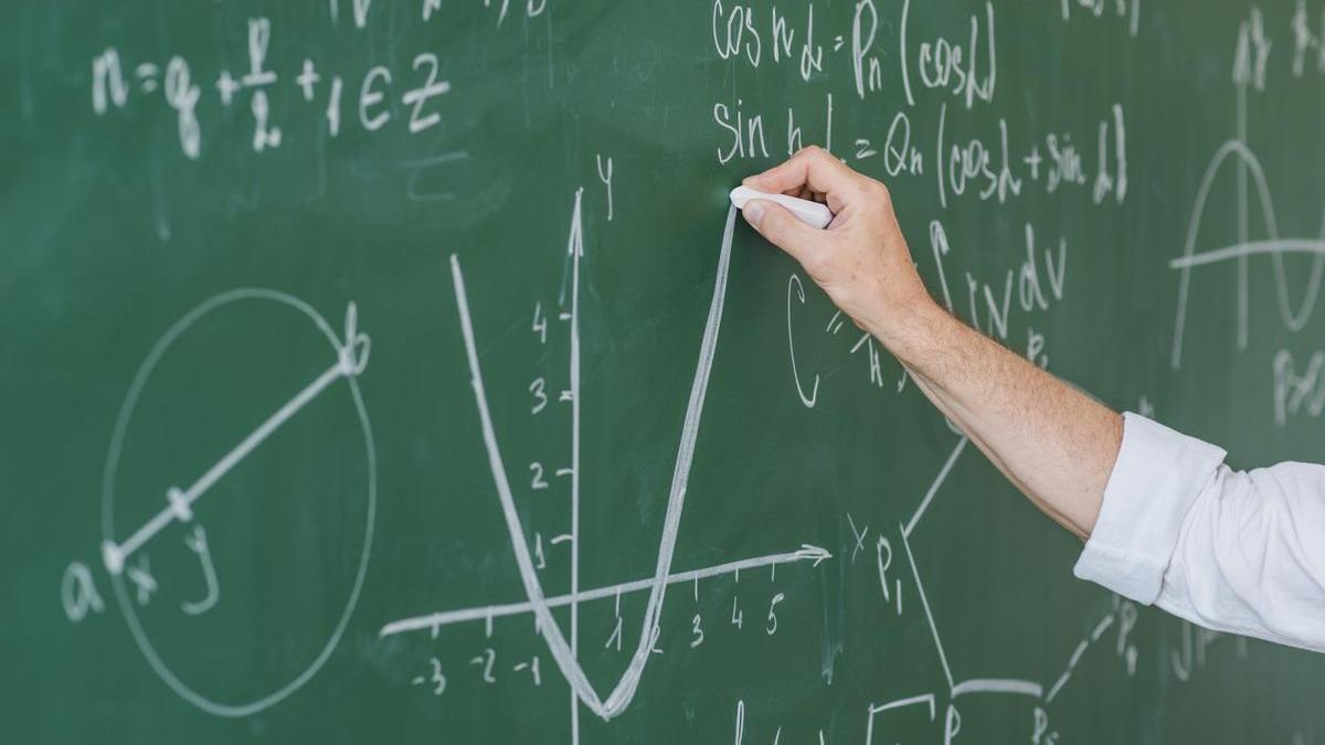 Un profesor escribe en una pizarra