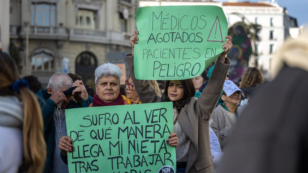 Centenares de médicos claman en el Estado contra Mónica García al grito de "traidora".
