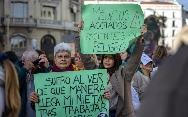 Centenares de médicos claman en el Estado contra Mónica García al grito de "traidora".