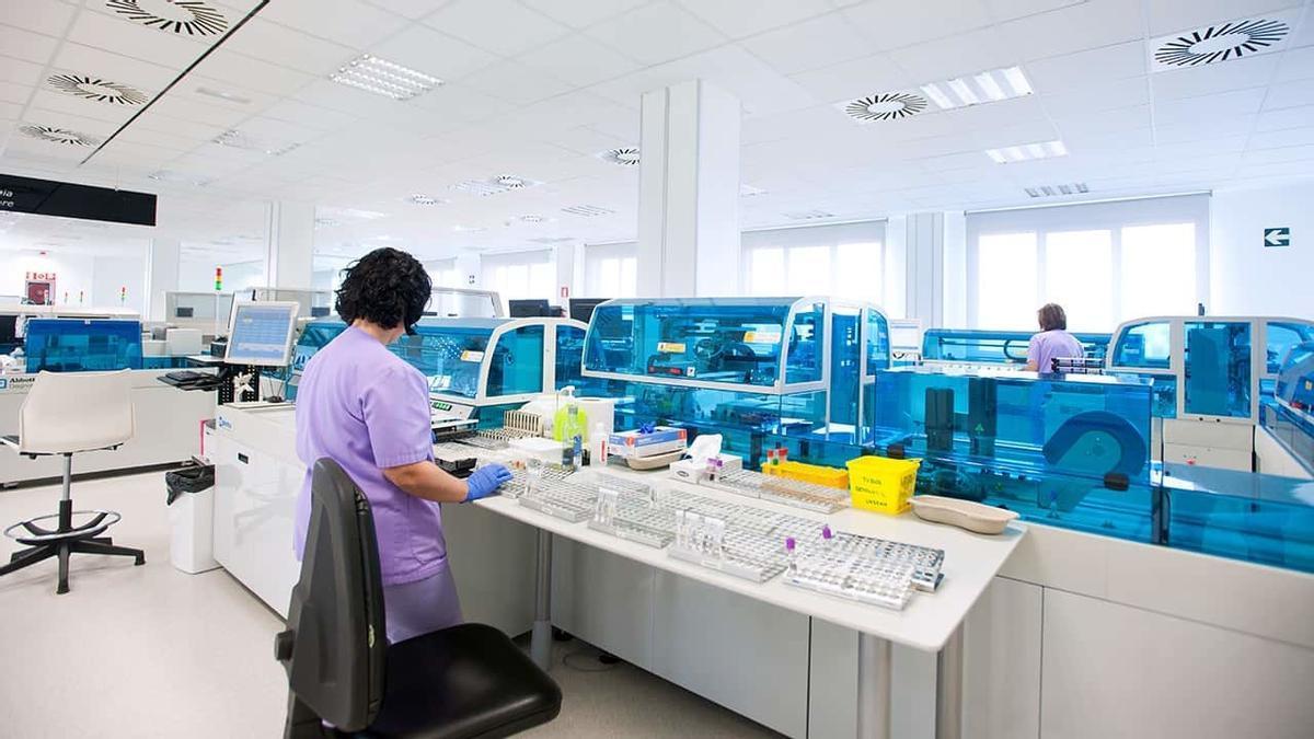 Una sanitaria de Osakidetza realiza pruebas de detección precoz de cáncer de cérvix.