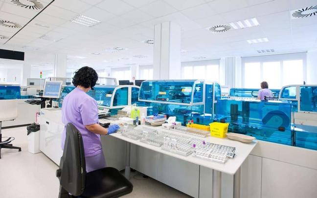 Una sanitaria de Osakidetza realiza pruebas de detección precoz de cáncer de cérvix.