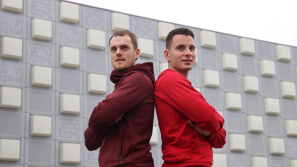 Unai Laso y Ander Imaz, finalistas del Parejas, fotografiados en el exterior del Navarra Arena.