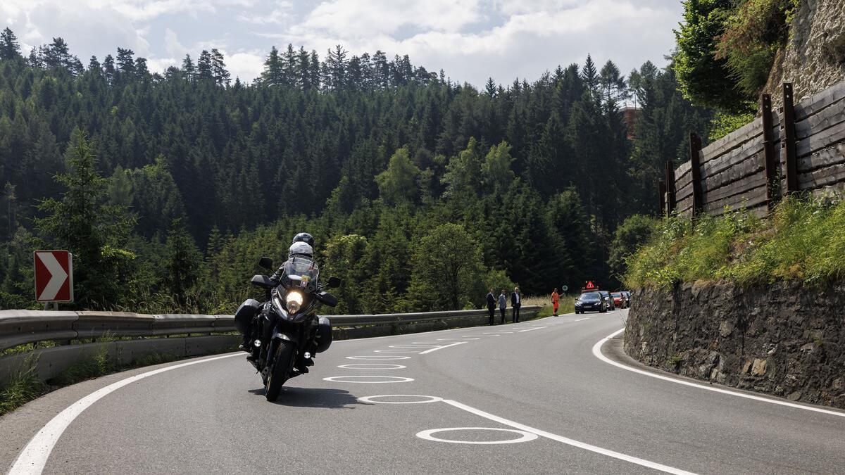 Una carretera, con círculos blancos pintados.