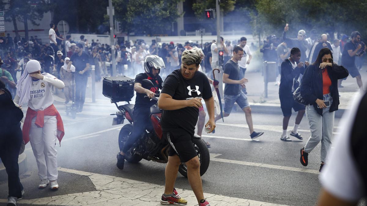 Muerte de Nahel | Un grupo de manifestantes se protege de los gases lacrimógenos lanzados por la policía francesa, Paris.