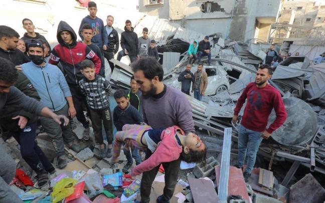 Israel continúa su ofensiva en Gaza con nuevos ataques en toda la Franja.