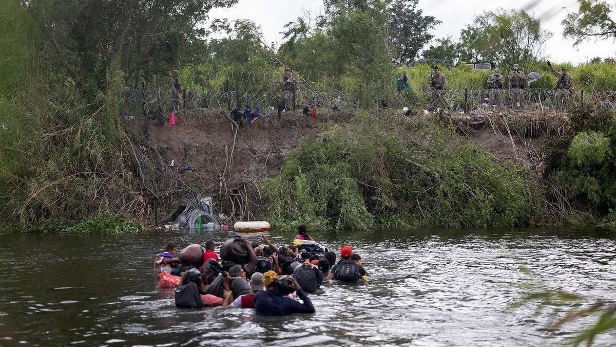 Migrantes tratan de llegar a Texas cruzando Río Grande.