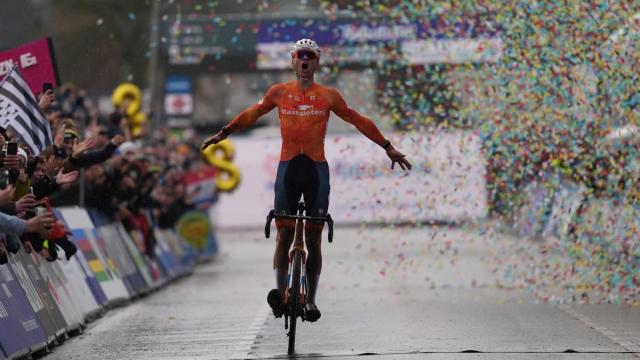 Van der Poel celebra su octavo Mundial de ciclocross.