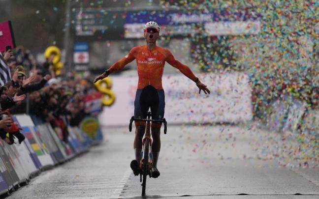 Van der Poel celebra su octavo Mundial de ciclocross.