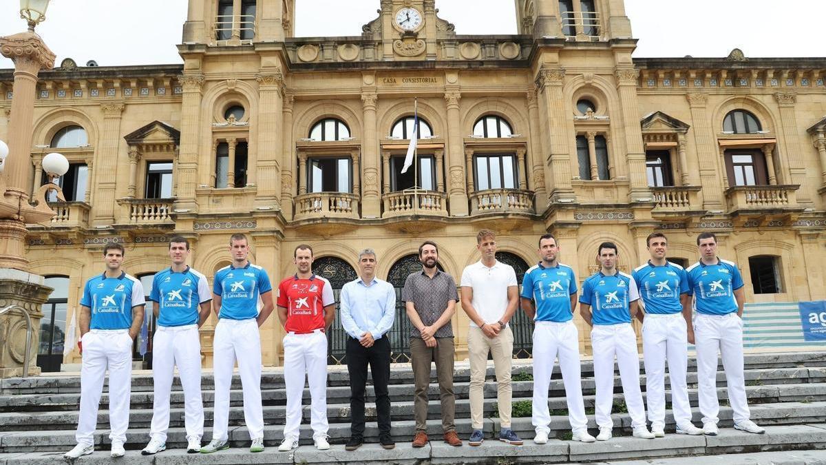 Los ocho pelotaris participantes posan frente al Ayuntamiento de Donostia durante la presentación del torneo.