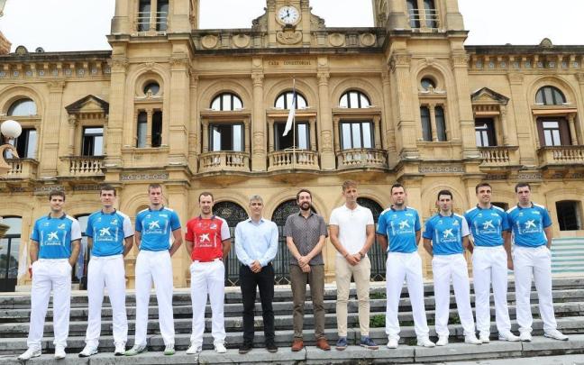 Los ocho pelotaris participantes posan frente al Ayuntamiento de Donostia durante la presentación del torneo.