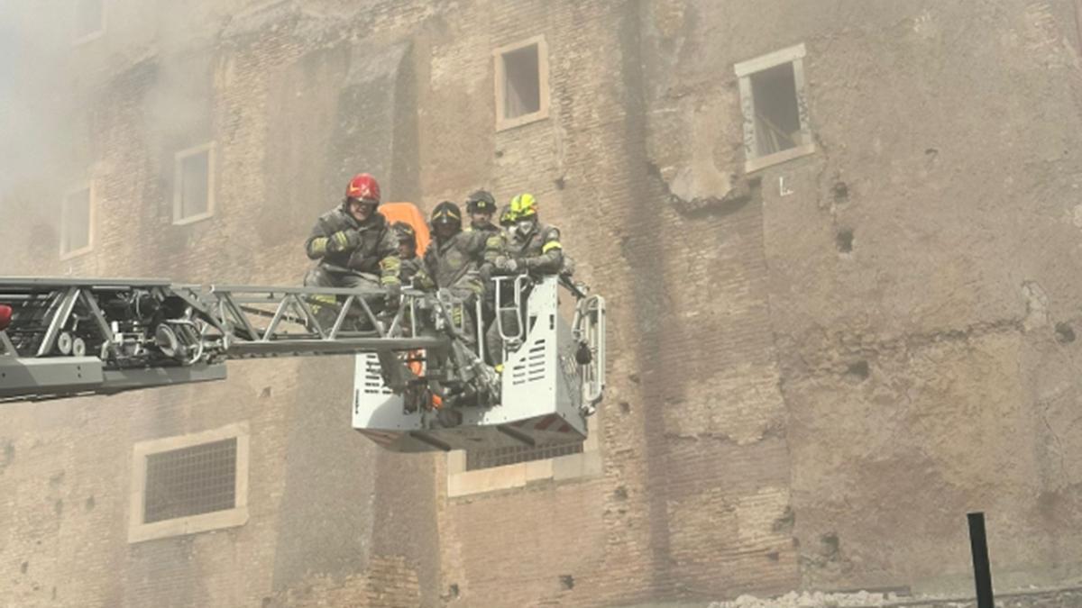 Los bomberos trabajan en el lugar del derrumbe.