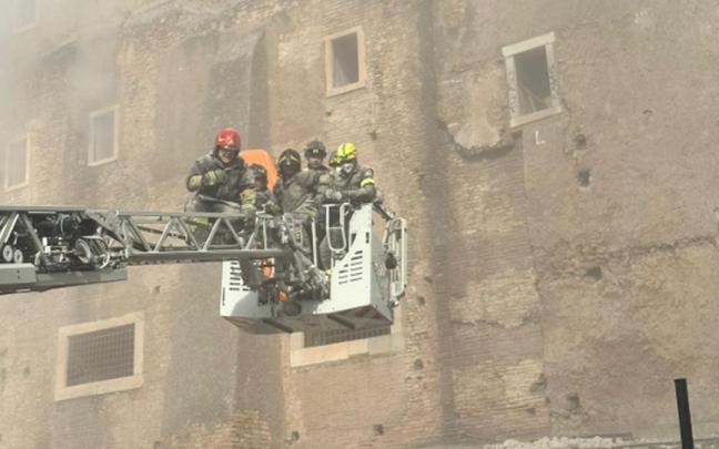 Los bomberos trabajan en el lugar del derrumbe.