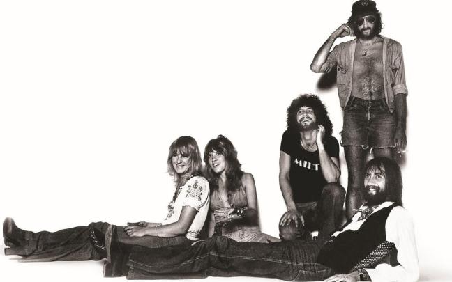 El grupo en 1977. La botella no es gratuita. Vivían inmersos en alcohol y coca.