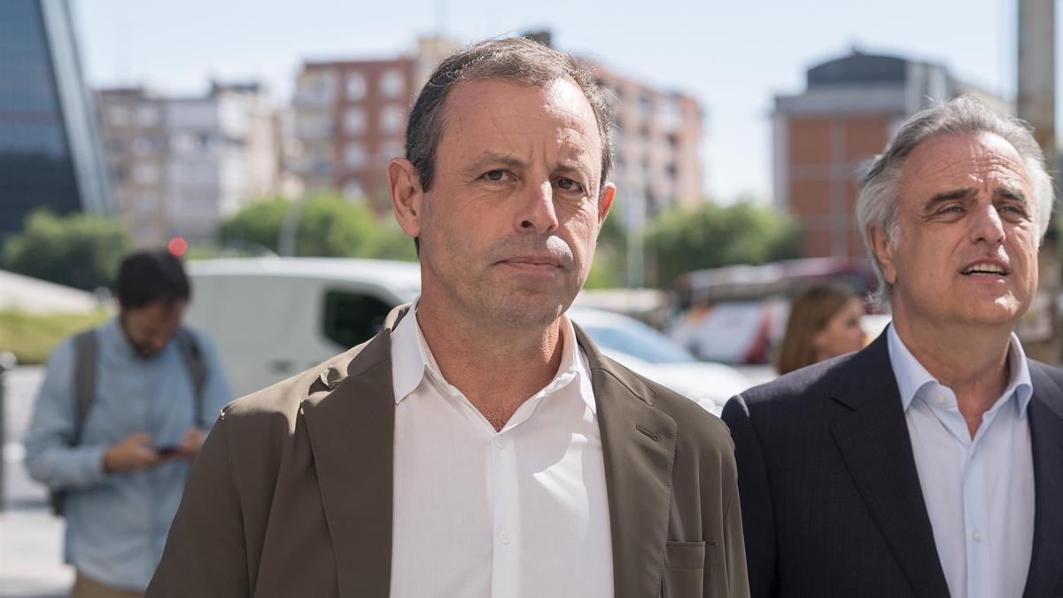 El expresidente del FC Barcelona Sandro Rosell (c) y su abogado, Pau Molins (d)