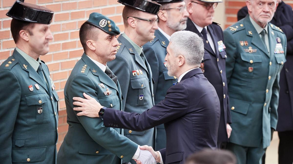 Grande-Marlaska durante la capilla ardiente de uno de los guardias civiles fallecidos en Barbate tras ser embestidos por una narcolancha,