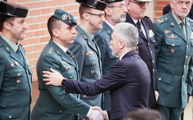 Grande-Marlaska durante la capilla ardiente de uno de los guardias civiles fallecidos en Barbate tras ser embestidos por una narcolancha,