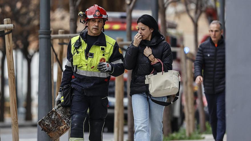 Comienzan las investigaciones en el piso donde se originó el fuego en Valencia.