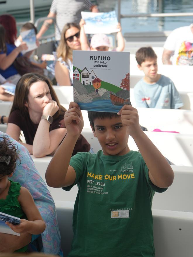 Un pequeño con el libro 'Rufino Berrotarán y los peligros de la mar'.