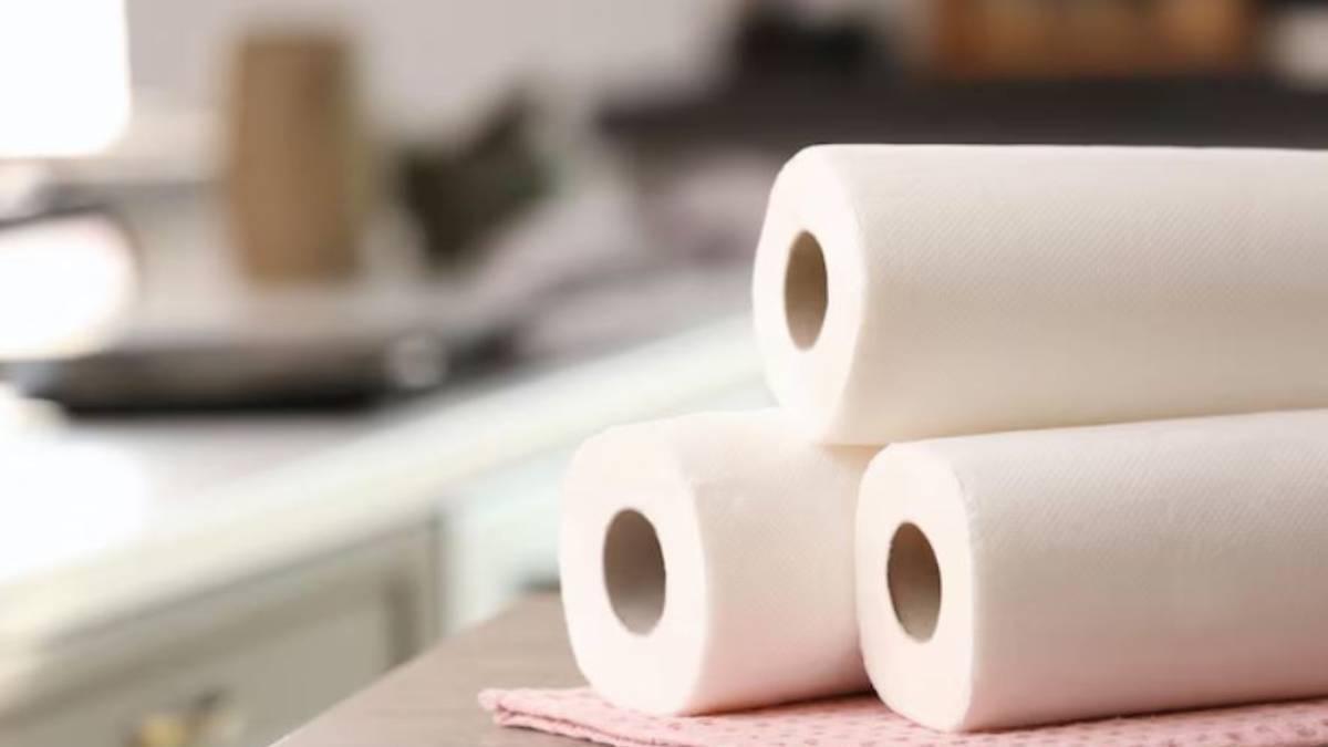 La forma más sencilla de aplicar este truco es colocar una o dos hojas de papel de cocina en el fondo del cajón donde se guardan las frutas o verduras