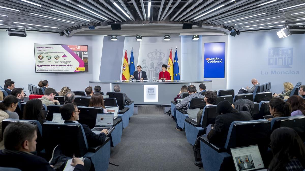 Elma Saiz y Óscar Puente, durante una rueda de prensa posterior al Consejo de Ministros.