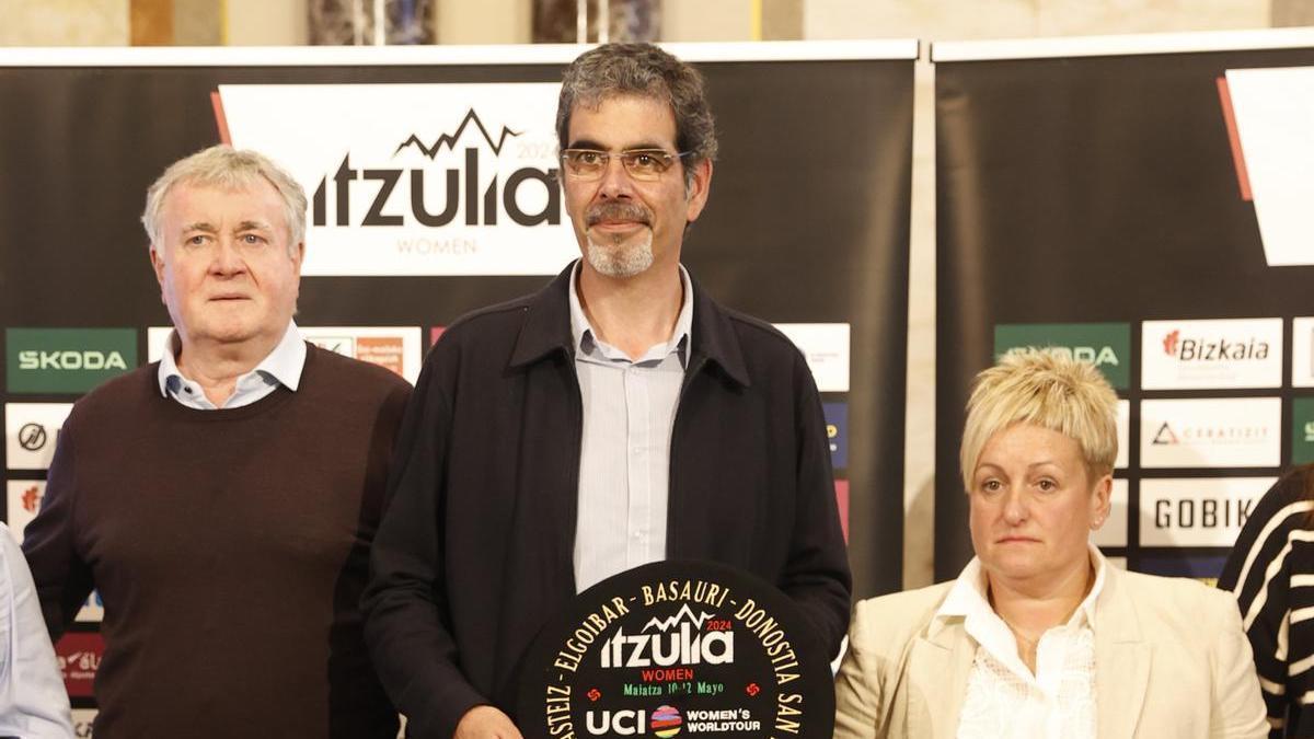 El alcalde de Donostia, Eneko Goia, junto a la directora de Itzulia Women, Alaitz Biritxinaga, y el director de la Itzulia, Julián Eraso.