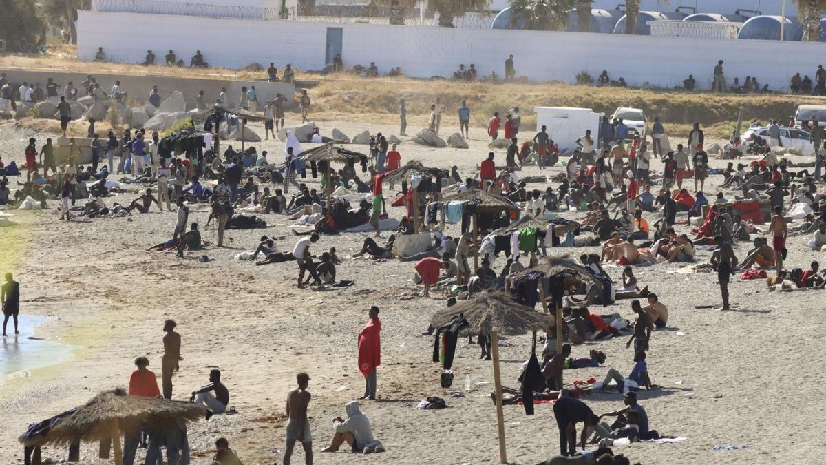 Migrantes en la playa "El Trampolín" de Ceuta