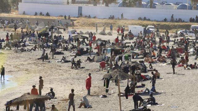 Migrantes en la playa "El Trampolín" de Ceuta