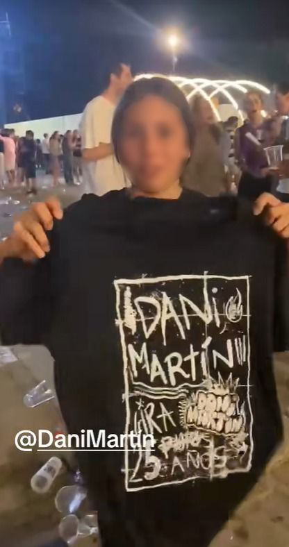 La niña se llevó como recuerdo una camiseta del concierto.