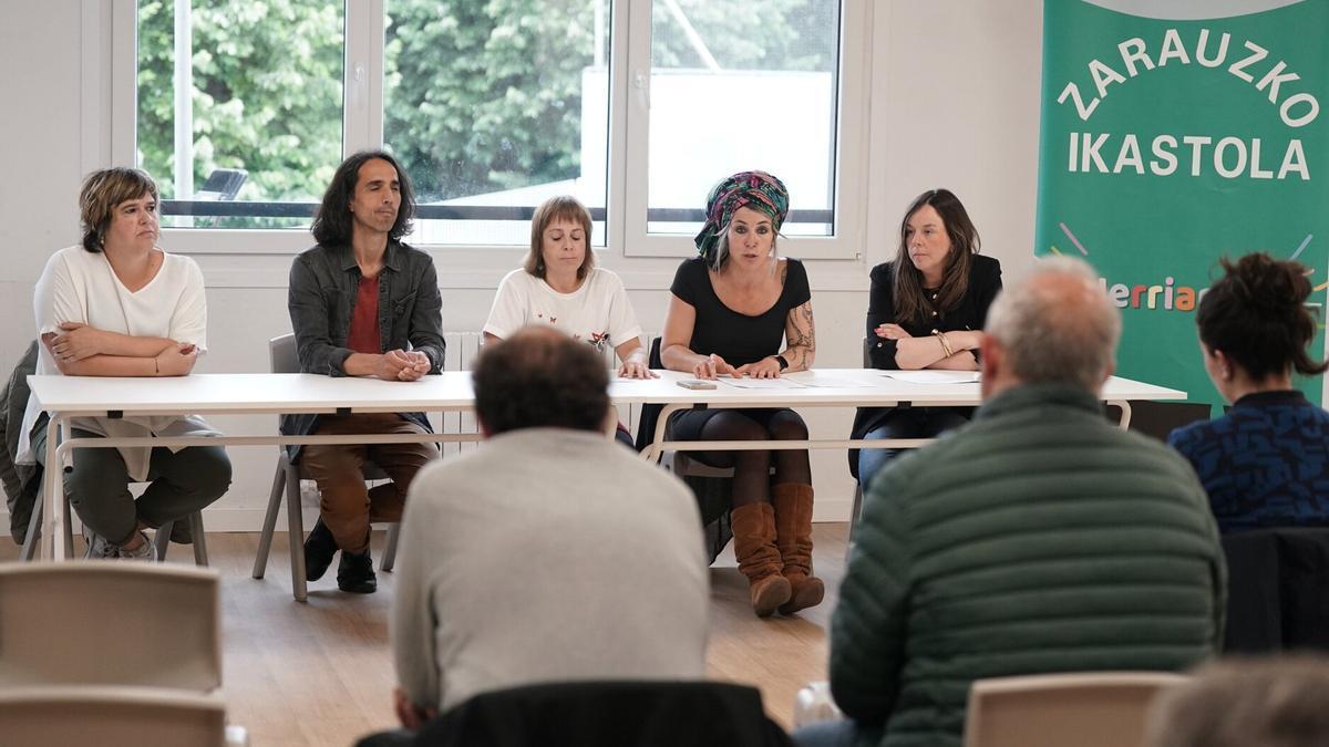 Rueda de prensa este lunes en la ikastola Salbatore Mitxelena de Zarautz.