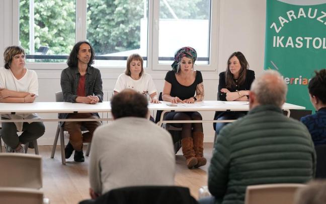 Rueda de prensa este lunes en la ikastola Salbatore Mitxelena de Zarautz. / Ruben Plaza Rueda de prensa este lunes en la ikastola Salbatore Mitxelena de Zarautz.