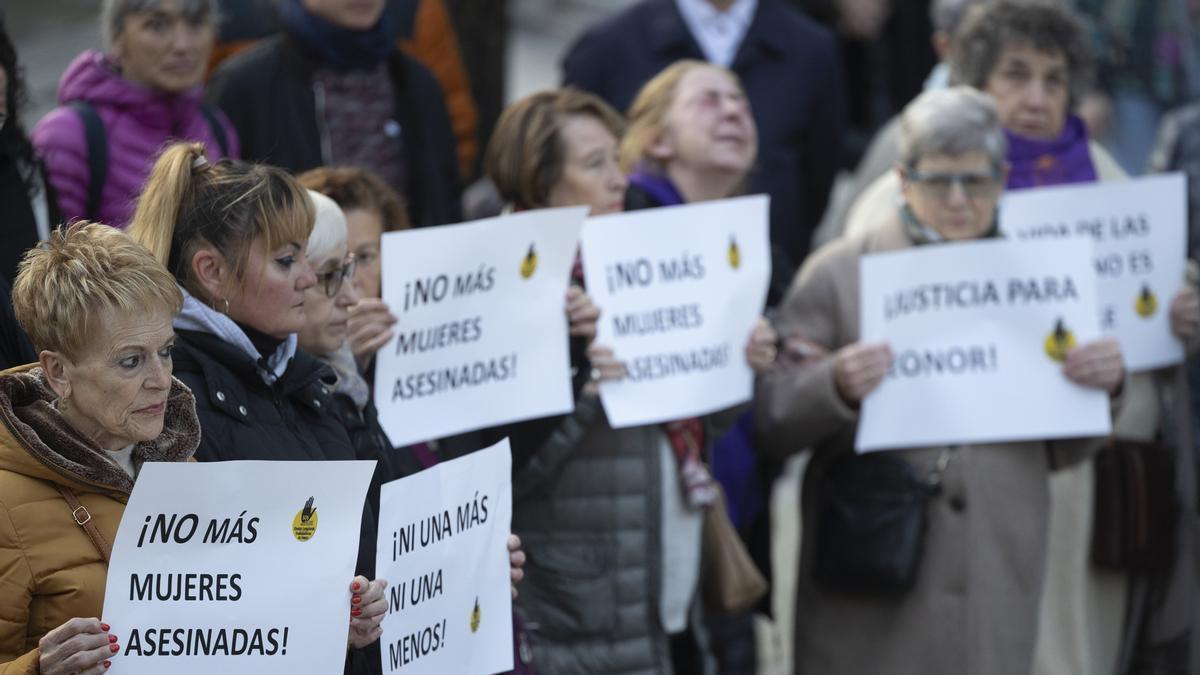 Concentración en Pasaia en condena del asesinato machista.