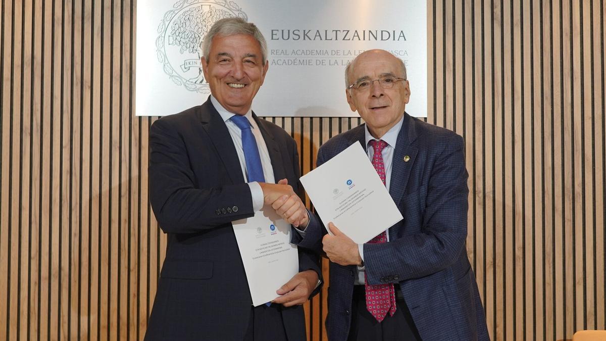 Iñaki Alzaga y Andres Urrutia firman el convenio.