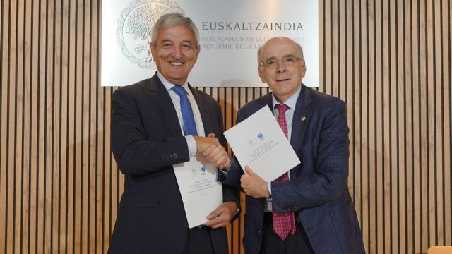 Iñaki Alzaga y Andres Urrutia firman el convenio.